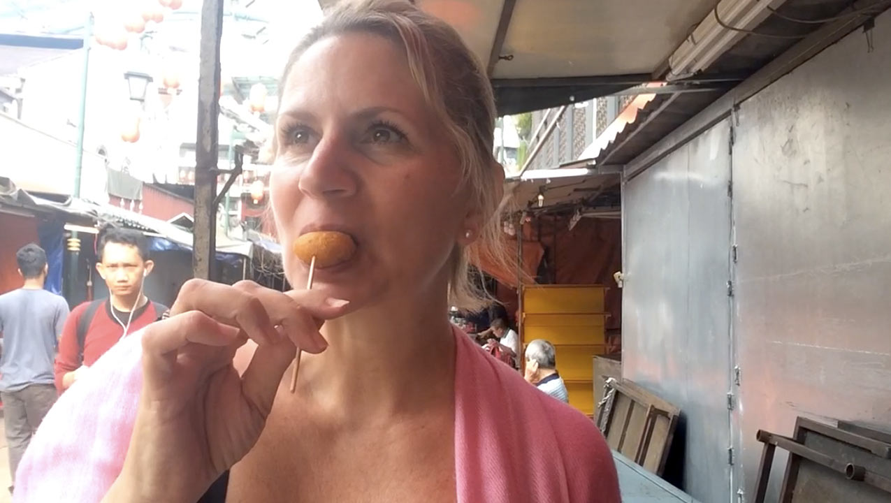You are currently viewing American Tries Malaysian Breakfast | Insider Tour Petaling Street in Kuala Lumpur